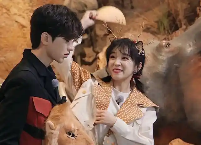 蔡徐坤喊妹妹后,宋雨琦一脸娇羞,谁注意baby的表情:磕到了_网友_女孩