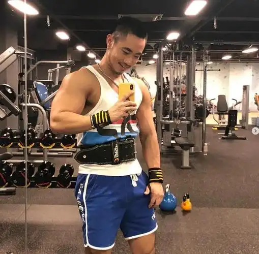 35岁舞台健身大叔,狂晒野兽肩和8块腹,完美胸让同框女生都脸红