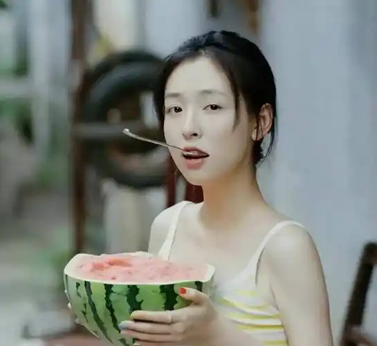 在吴倩生完孩子之后,她老公也在媒体上公开宣布自己是个光棍.