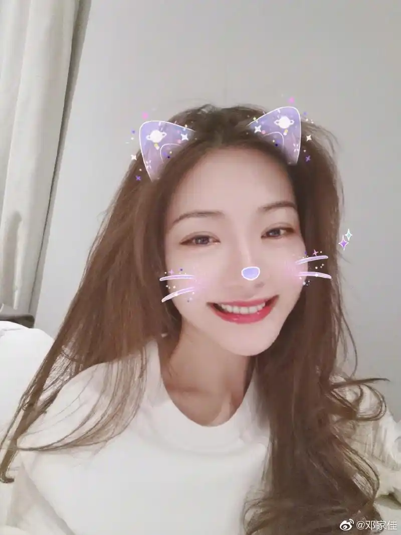 邓家佳晒照展示健身成果 穿运动背心大秀蛮腰马甲线