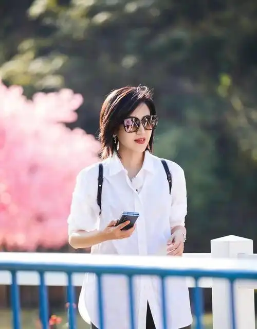 鲍蕾录节目造型很简约仅仅白衬衫搭黑裤干净清爽也显气质