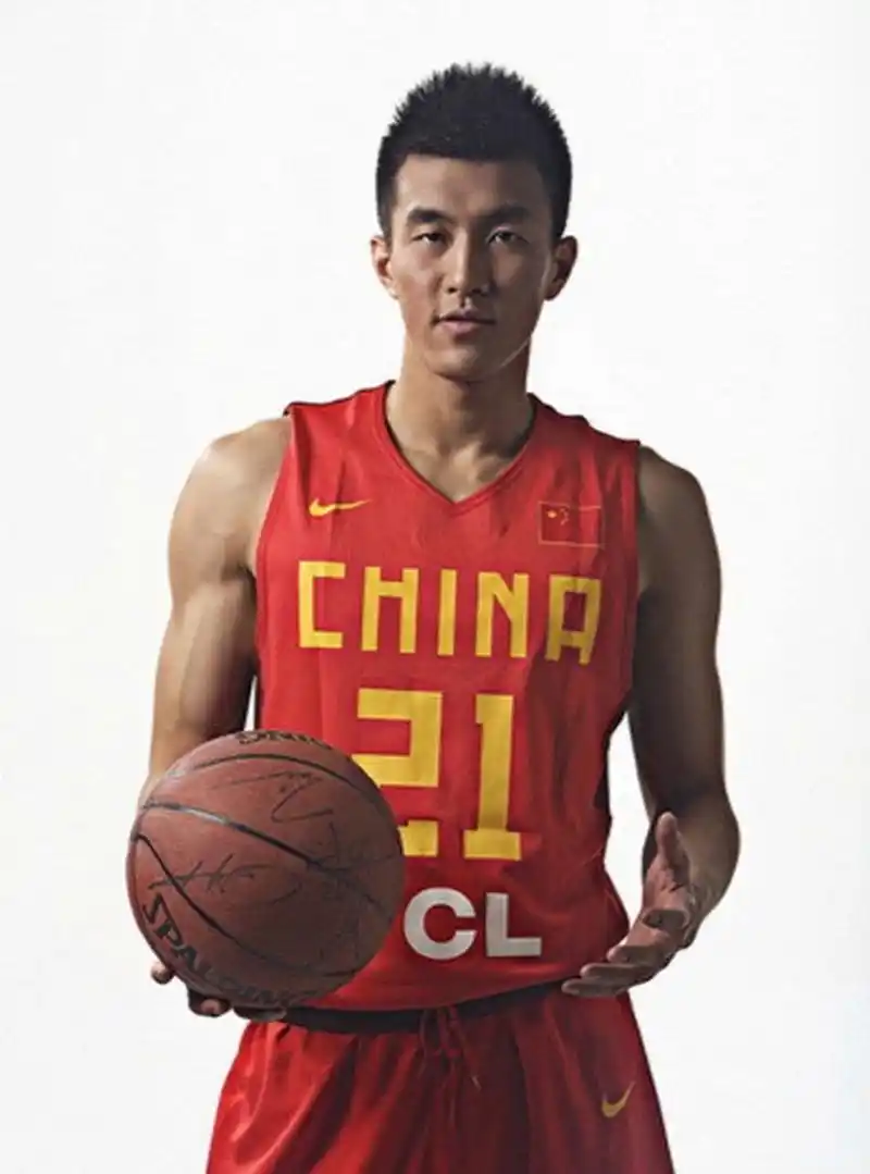 郭艾伦为杂志拍摄的照片,穿国家队的球衣,果然是最帅的!