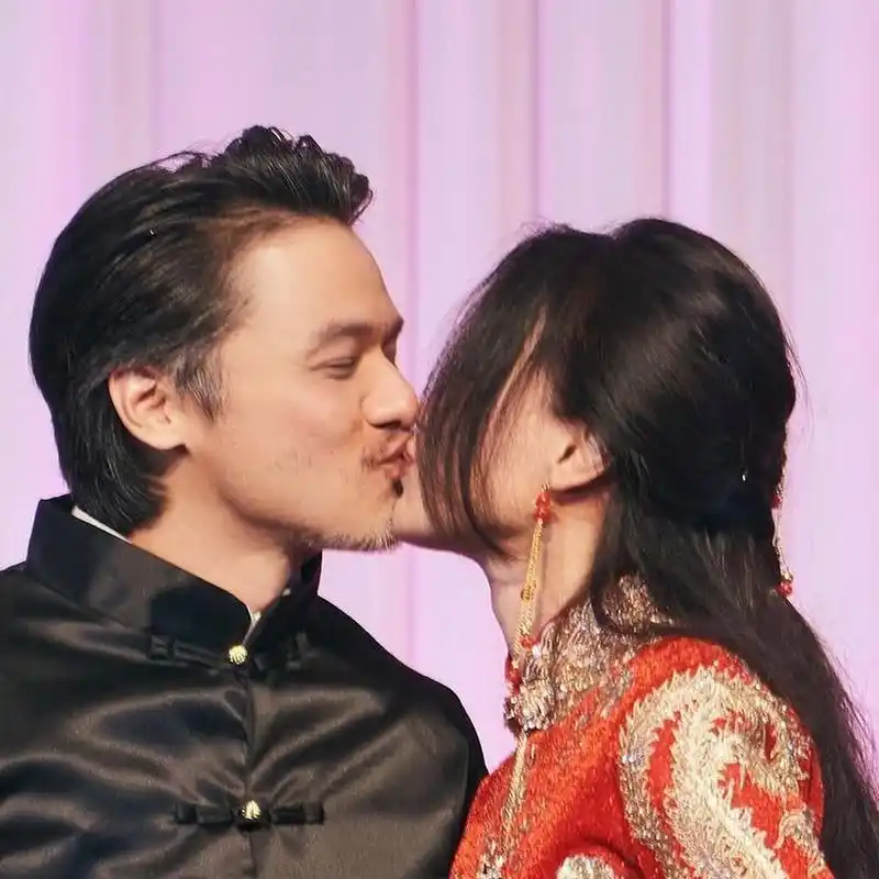 舒淇晒与冯德伦结婚周年纪念日合照,冯德伦虽然都有白胡子了, 但精神