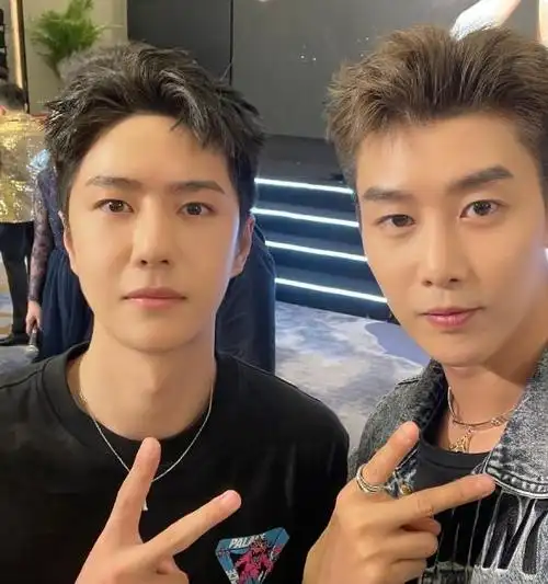 周艺轩晒出和王一博李汶翰合影,一起同框太养眼了,被杜华抢了镜