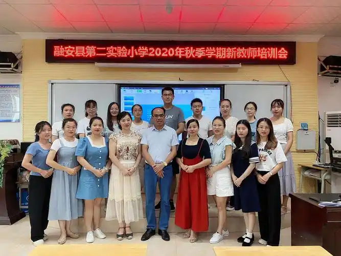 图为秦宁校长,肖绘芬副校长,张艳副校长与新老师合影.