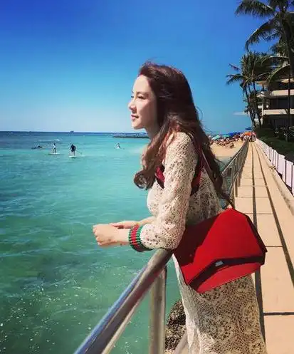 阔太徐子淇的周末:穿一身名牌 找一片海发呆