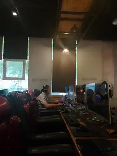 爱情海网吧-"炎炎夏日酷暑难耐呆学校周边还是呆网吧最凉.