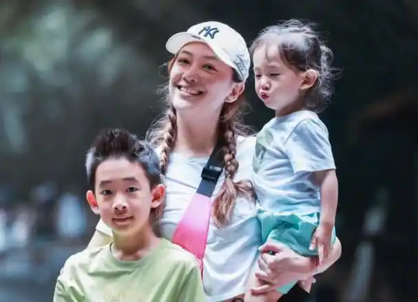 陈小春一家的幸福生活妈妈带儿子去水上乐园爸爸在路边吃盒饭