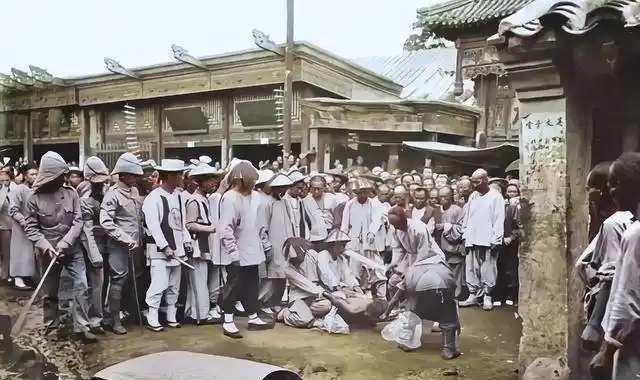 刑场刽子手邓海山:砍了300个脑袋,老年吃斋念佛驱除魔障_佟绍_各行各