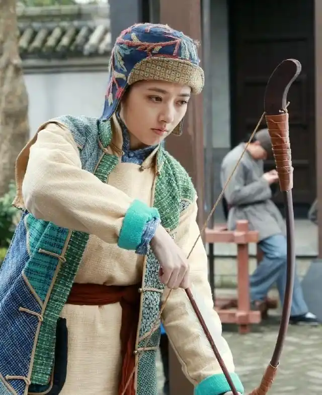 郭碧婷版十三姨"男扮女装"