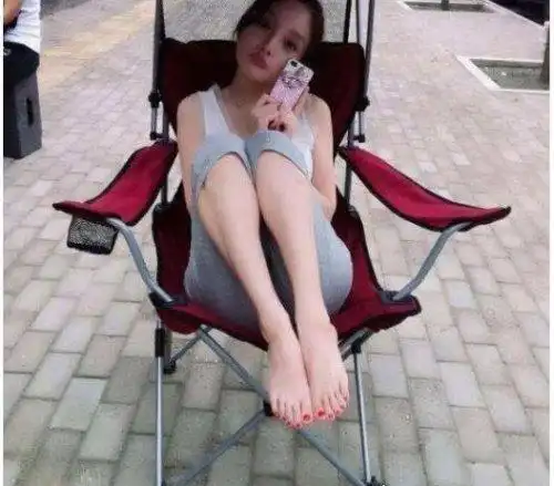 1,赵丽颖赵丽颖的小脚丫是出了名的,在现代她的小脚总是特别不好买鞋