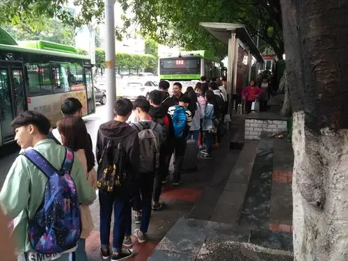 重庆一公交车站等车需要30分钟 近300名乘客排队200米长