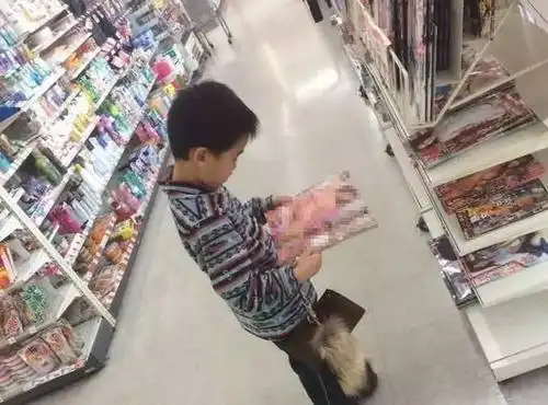 日本小男孩看到便利店的成人书问了一句"为什么会有エロ本",妈妈的