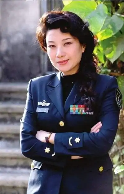 作为军旅演员,王静穿上军装的样子也是很迷人.