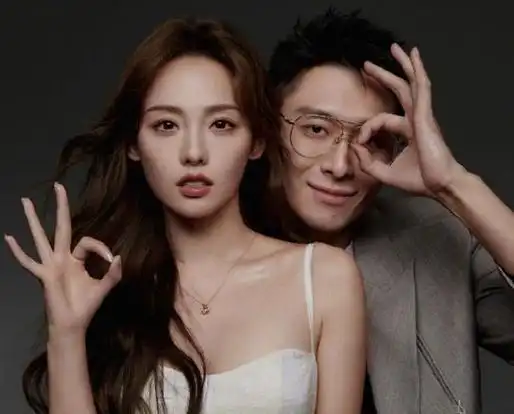 张嘉倪携俩儿子拍时尚封面,兄弟俩酷似爸爸买超,性格差异却很大