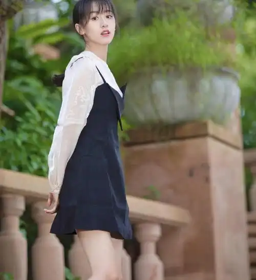 宝藏女孩袁冰妍,穿白色"初恋裙"嫩回18岁,太清新减龄了__财经头条