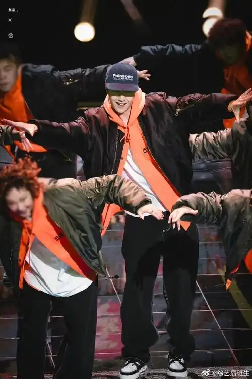 王一博吐舌头帅麻了##王一博鞋带系腰上