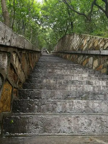 三皇寨入口,先给你个下马威,高而陡的台阶.