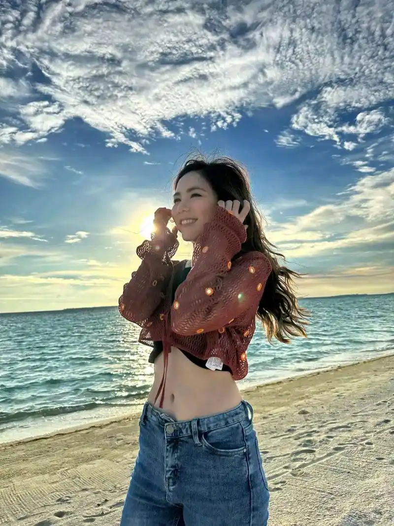 邓紫棋在马尔代夫拍的海边写真太美了,小蛮腰真细#一眼沦陷# #人气超