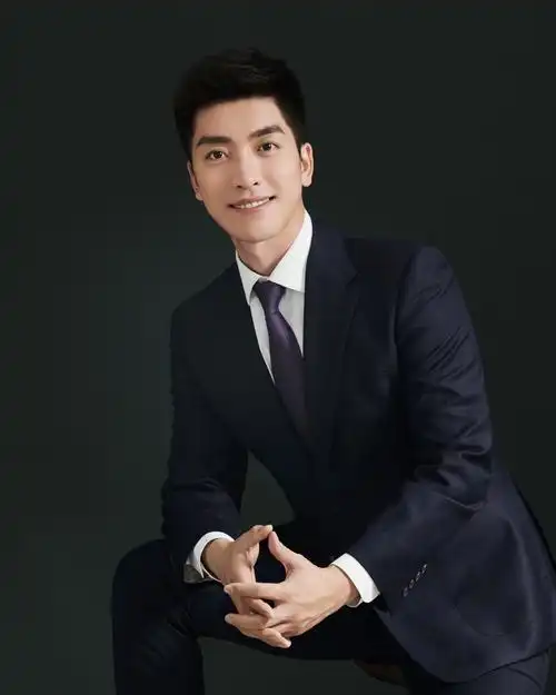 中央2财经频道男主持人(中央财经频道男主持人名单照片)