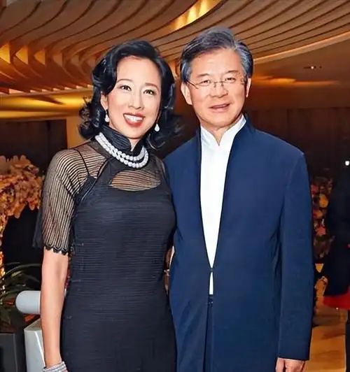 罗康瑞的前妻与现妻离婚时净身出户这两个女人不简单