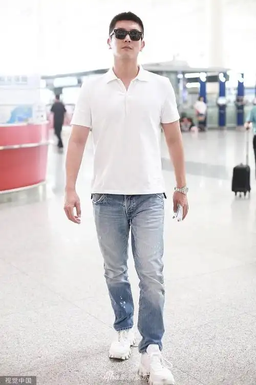 杜江身姿挺拔戴墨镜现身机场穿白色上衣胸肌隐现身材赞