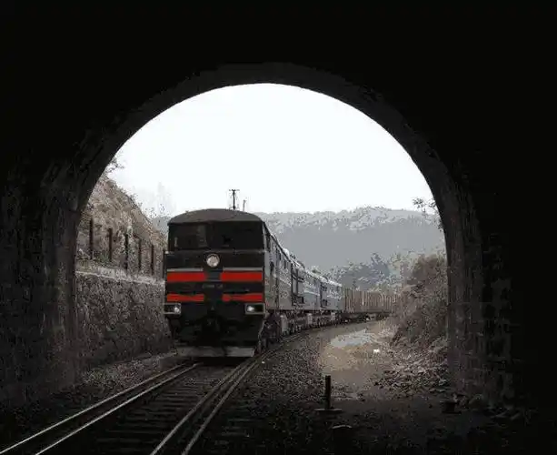 为什么港珠澳大桥海底隧道可以4g信号满格火车过隧道却没信号