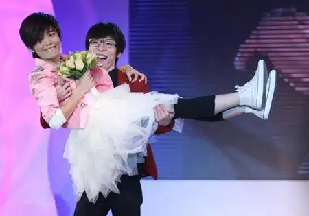 王啸坤抱起许飞