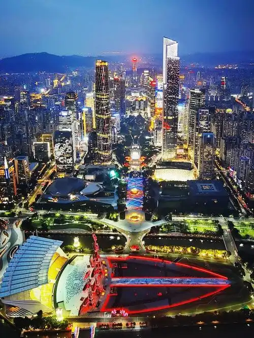 广州是广东省省会,华南地区中心城市,珠江流域核心城市,而香港是国际