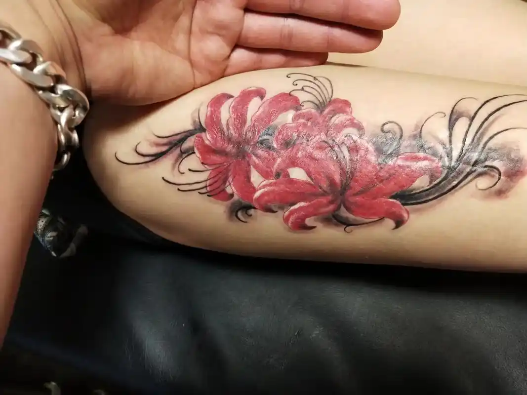 当年为她选择纹身图案,冥冥之中选择彼岸花,今天才发现,原来这 - 抖音