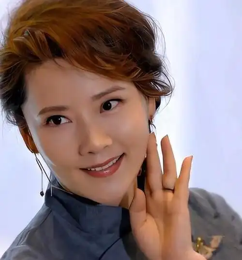 引言:女明星在不同年龄阶段都有自己独特的美和魅力.