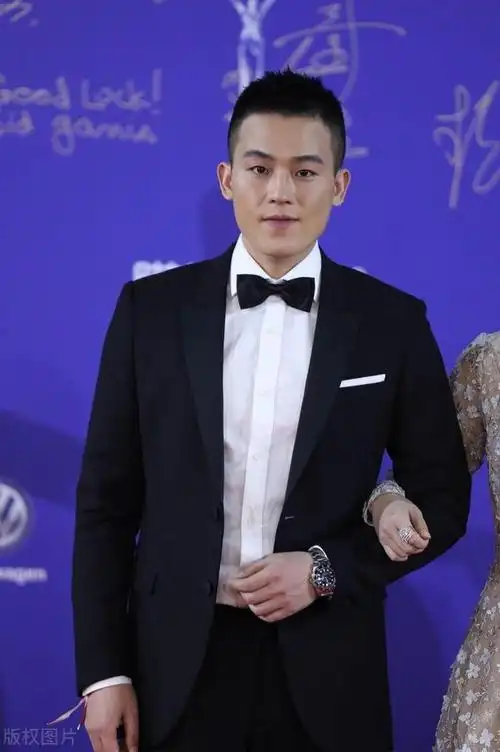 欧豪是一位中国内地的男演员和歌手,他的形象非常阳光,健康和有型.