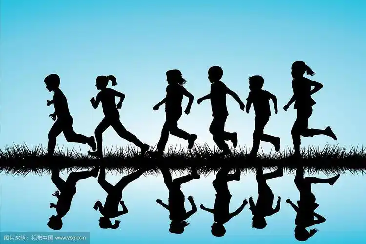 孩子们在室外奔跑的剪影