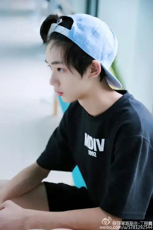 丁程鑫运动风t恤