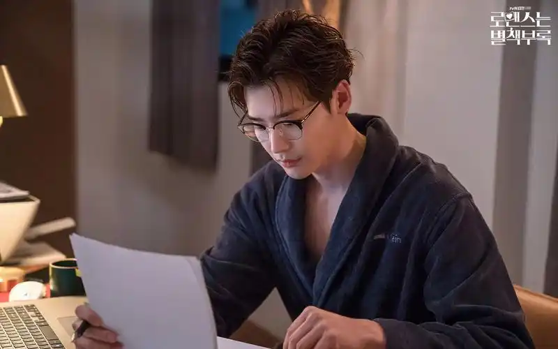 李钟硕《罗曼史是别册附录》剧照图片壁纸