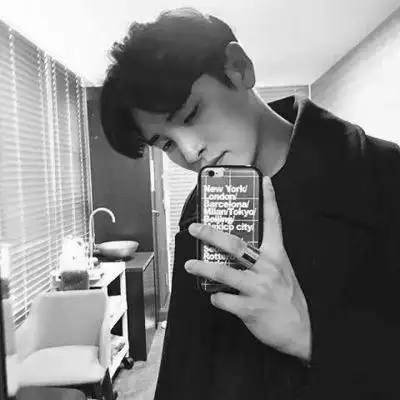 乖乖的又很酷的男生对镜自拍头像高级感的男生拿手机头像最新