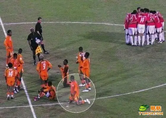 足球运动员在球场上竟当众小便