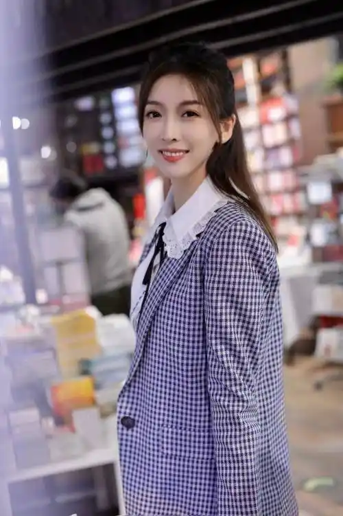 最美哈佛校花朱梓橦,一袭红衣礼裙亮相活动现场_红色_运动_成绩