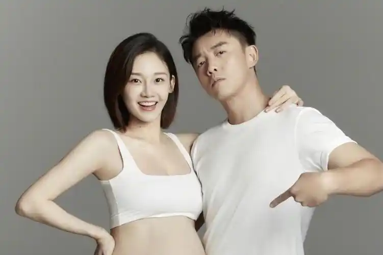 曝苗苗三胎剖腹产女,超大孕肚曝光,郑恺已前往泰国录跑男引热议|大陆