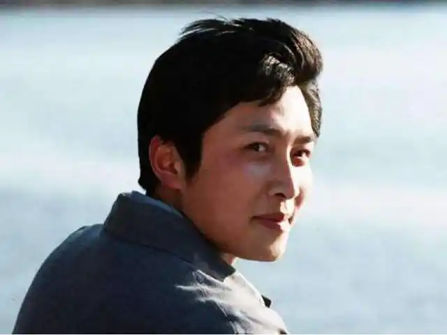 1990年,唐国强妻子新年夜吊死家中,3年后,再娶小12岁娇妻