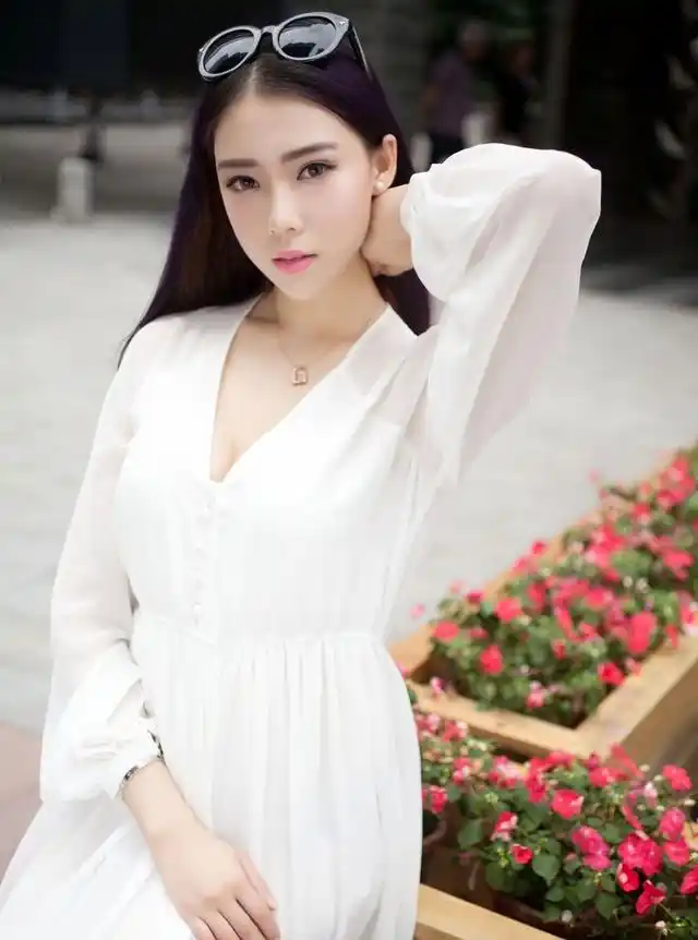 女神梦娜展示了仙女般的姿态,一袭飘逸的白衣,款款而来,连路人都痴迷