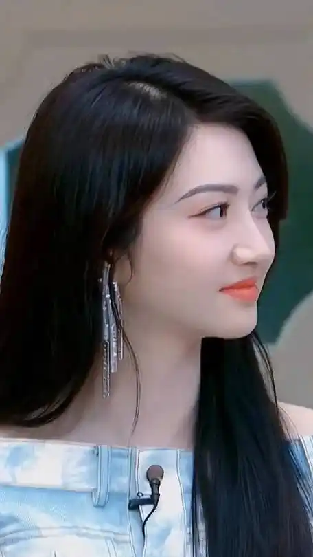 景甜甜美可人的长相,属于标准的人间富贵花