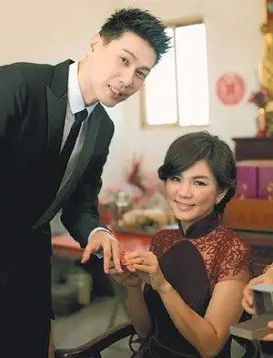 据台湾媒体报道 ella陈嘉桦5日正式将自己交给相恋1年4个月的赖斯翔