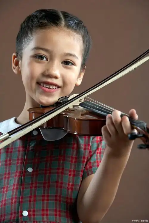 了解小提琴的构造和基本知识;2.学习正确的持琴姿势;3.