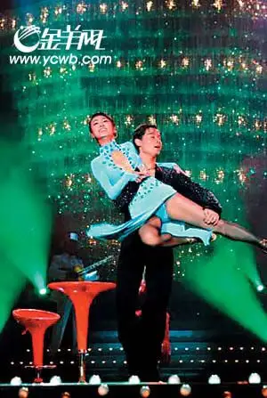 轻盈徐怀钰男舞伴轻易就把轻盈的徐怀钰甩上到了肩头,但为何还是憋得