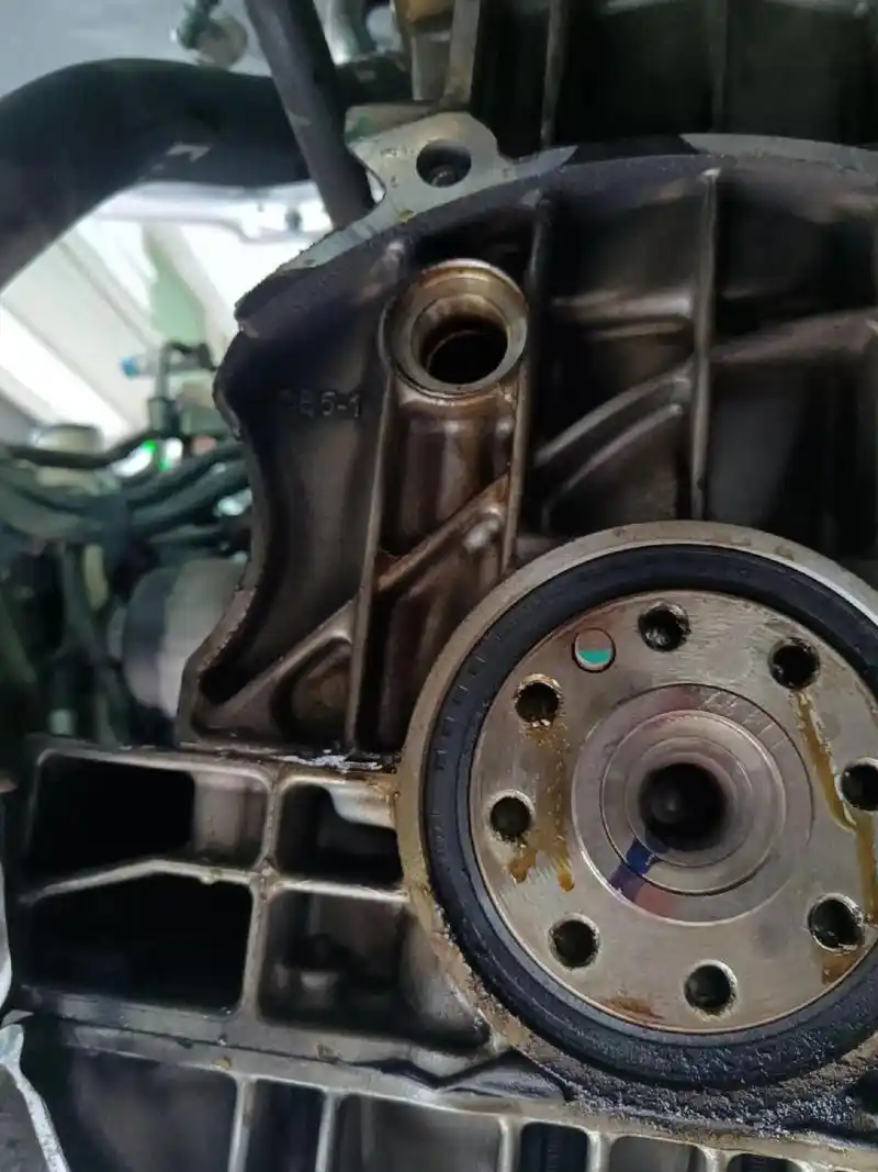 雪铁龙c5检修发动机曲轴后油封波箱前油封漏油,车身共振换原厂机脚胶