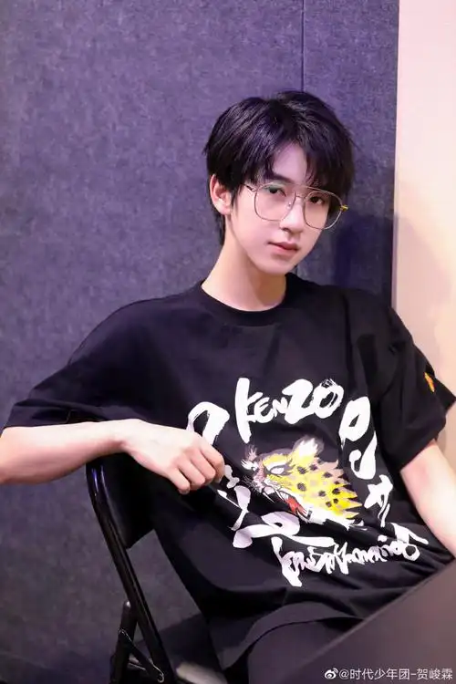 组图:贺峻霖全黑look搭眼镜斯文帅气 静坐在角落侧颜优越_高清图集_新