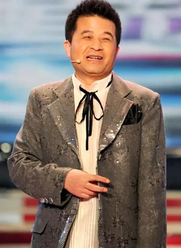 许久未露面的毕福剑近照曝光,身材发福严重,头发凌乱显憔悴