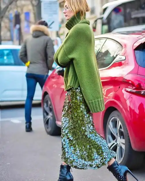 很喜欢这身搭配,毛衣 blingbuling的半身裙,同样是绿色系的搭配为何