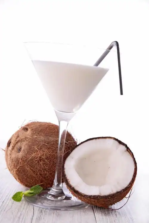 有菠萝的椰子汁